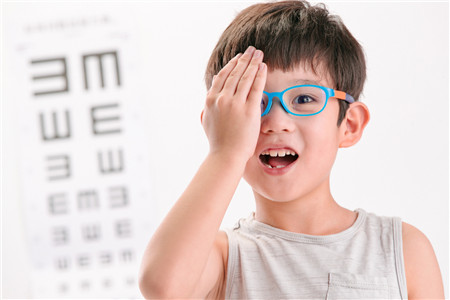 惠州希玛眼科医院：小孩子晚上开灯睡觉还会导致近视？