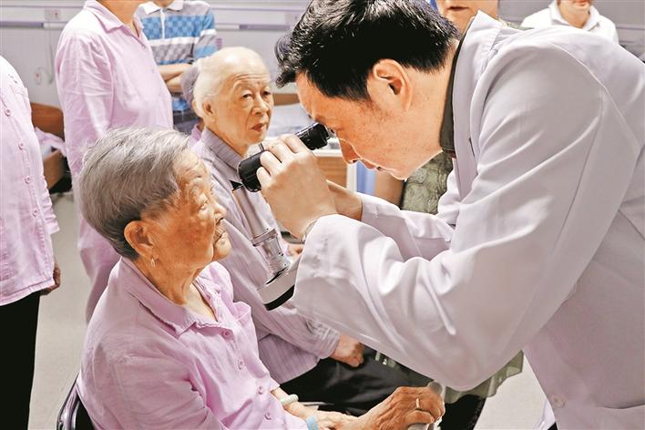 【,晶报,】,94岁,老人,在,希玛,眼科,重获,光明,