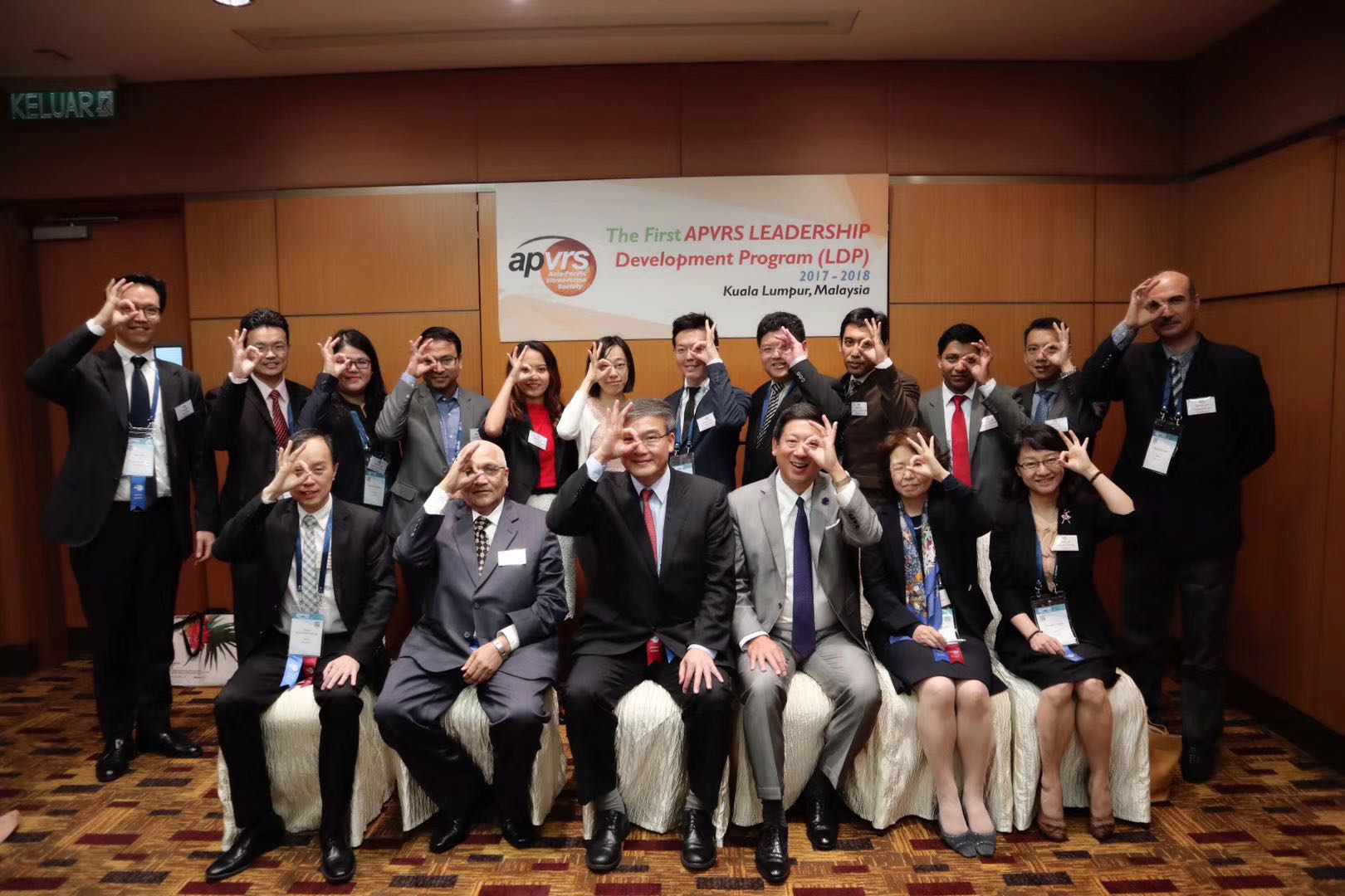 中国眼科专家推动亚太的眼科发展第13届亚太黄斑视网膜学会年会成功在中国举办